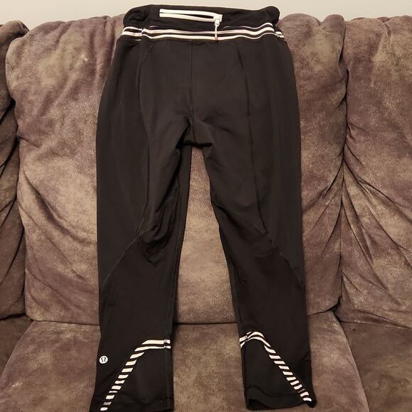 Lululemon Size 6 Pants Cropped Leggings Black Leggings White Stripes - Picture 8 of 8